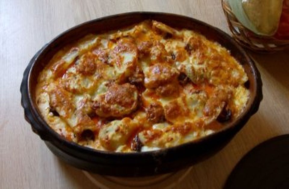 Predlog za ručak: Francuski krompir sa jajima i kobasicom