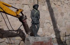 VIDEO: U Španiji uklonjena poslednja statua diktatora Franka
