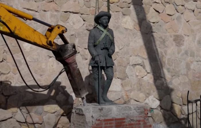 VIDEO: U Španiji uklonjena poslednja statua diktatora Franka