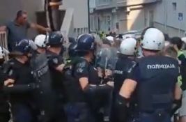 VIDEO: Sukob na blokadi ispred suda u Novom Pazaru, intervenisala policija