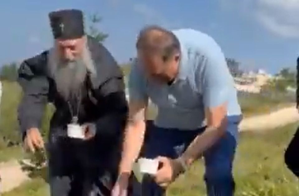 VIDEO: Dodik i patrijarh Porfirije zajedno brali borovnice na Jahorini
