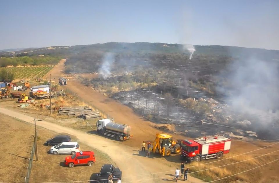 Vatrogasci lokalizovali veliki požar kod Kladova: Nema stradalih, odbranjeno desetak kuća Vatrogasci lokalizovali veliki požar kod Kladova: Nema stradalih, odbranjeno desetak kuća