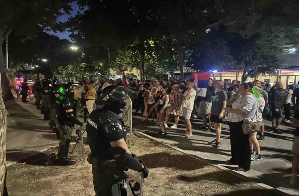 VIDEO Napeto u Bačkoj Palanci: Predsednik opštine među SNS aktivistima VIDEO Napeto u Bačkoj Palanci: Predsednik opštine među SNS aktivistima