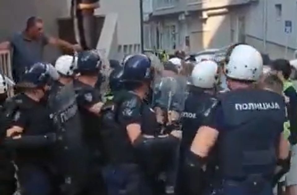 VIDEO: Sukob na blokadi ispred suda u Novom Pazaru, intervenisala policija