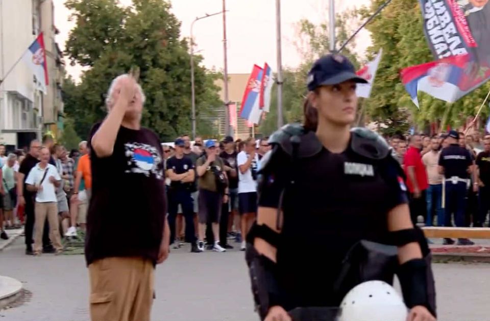 VIDEO Protest u Vrbasu: Policijski kordon između građana i članova SNS VIDEO Protest u Vrbasu: Policijski kordon između građana i članova SNS