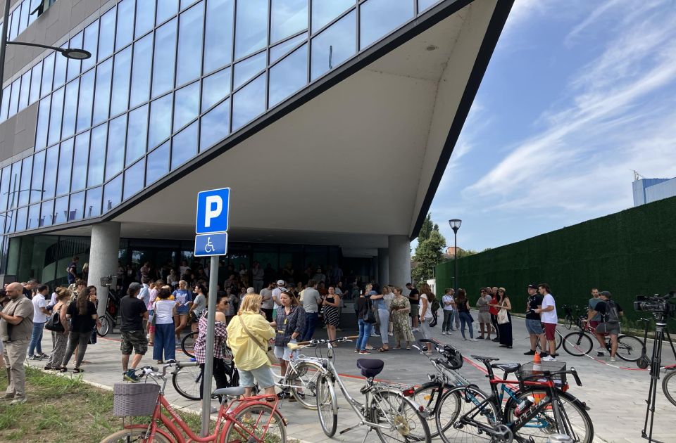 Skup ispred Instituta BioSens danas u podne: 