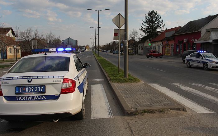 Sremska Mitrovica: Pijan bio na ulici za vreme policijskog časa