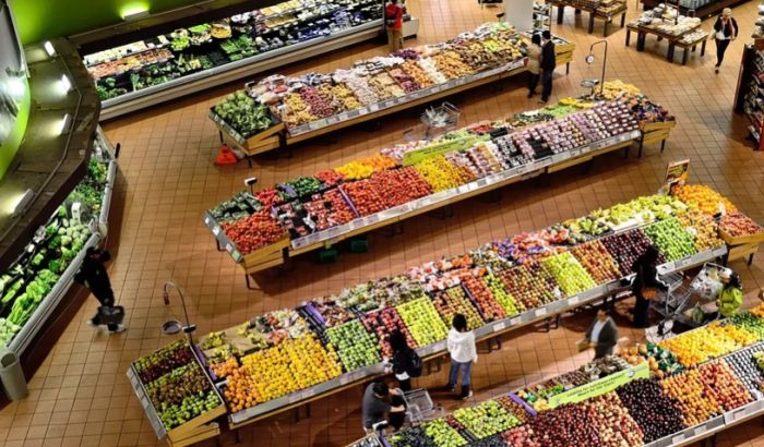 Češka postepeno popušta mere, otvaraju se prodavnice i restorani