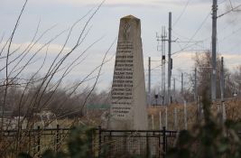 Spomenik rodoljubima zaboravljen u šiblju pored pruge u Petrovaradinu