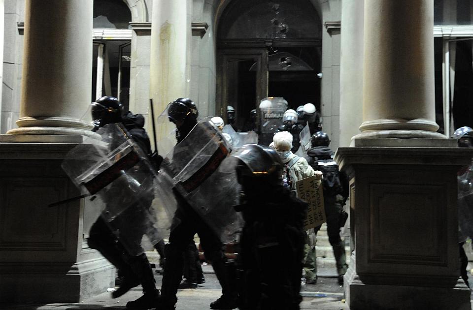 UNS: Isti žandarm nasrtao na fotoreportera Bete i snimatelja Al Džazire na protestima