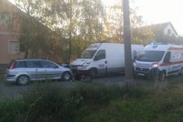 Udes na Klisi, troje povređeno
