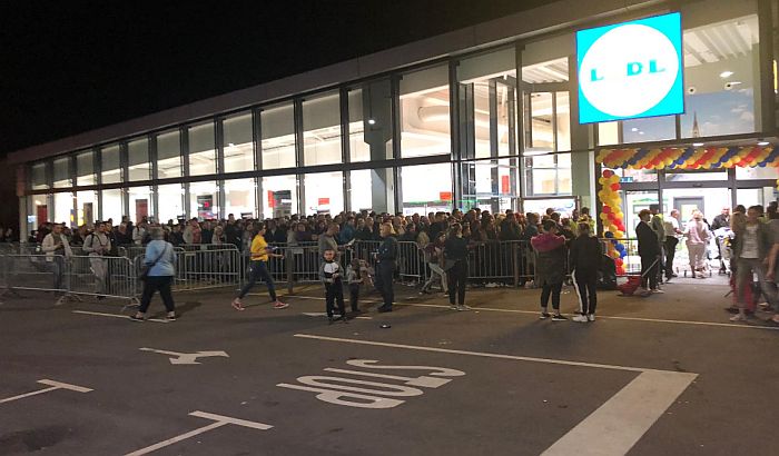 FOTO: Mrak pao, ljudi i dalje stoje u redu za "Lidl" na Novom naselju