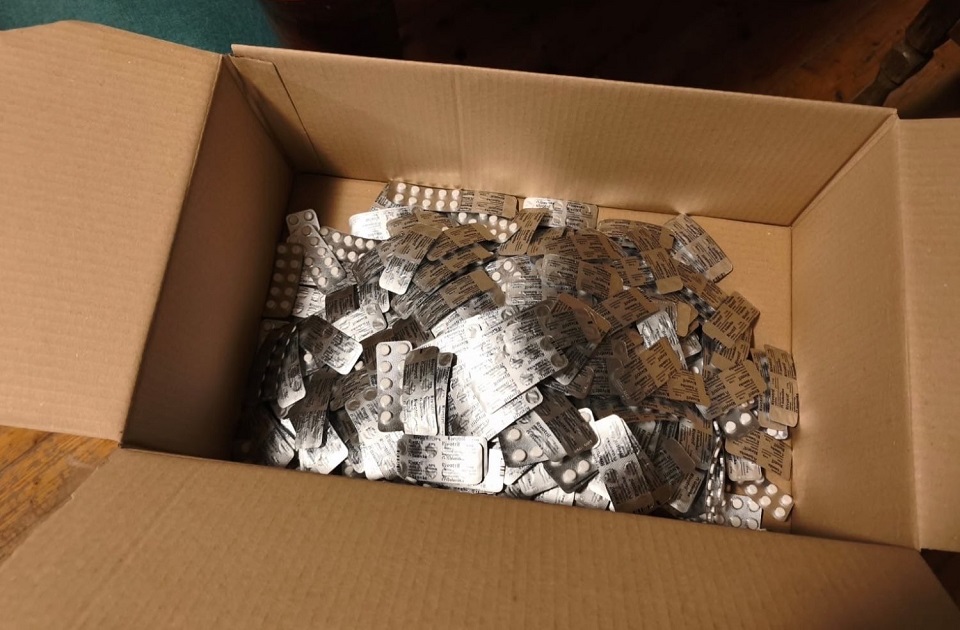 U Vrdniku uhapšena osoba, zaplenjeno oko 450.000 psihoaktivnih tableta