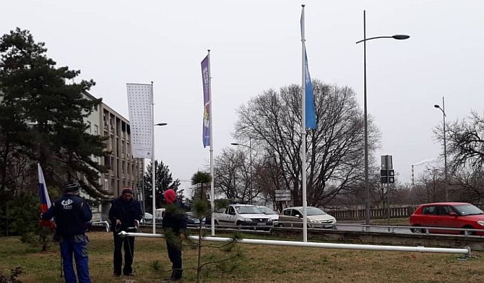 FOTO: Kod DTD-a postavljen novi jarbol sa zastavom Srbije 