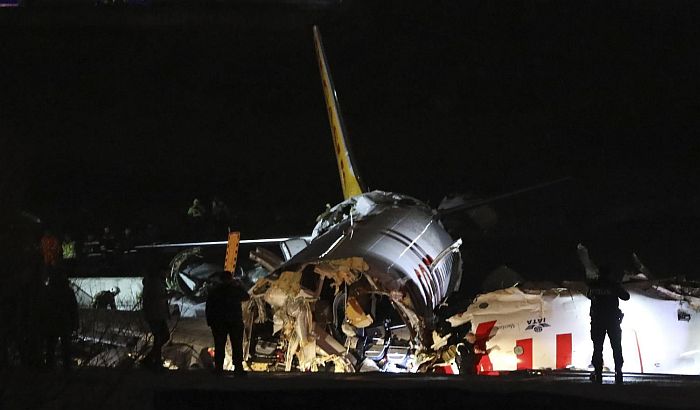  Avion skliznuo s piste u Istanbulu, trup se raspao na tri dela