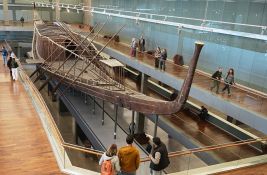 FOTO: Posetioci Velikog egipatskog muzeja mogu da gledaju sastavljanje čamca faraona