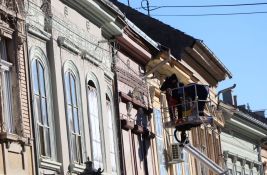 FOTO Počelo praznično kićenje Novog Sada: Održavanje ukrasne rasvete skuplje nego ranije