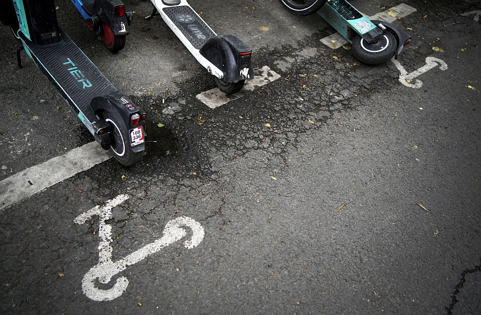 Neu ab Juni: Alle E-Scooter und E-Bikes müssen angemeldet werden, so sieht die Plakette aus