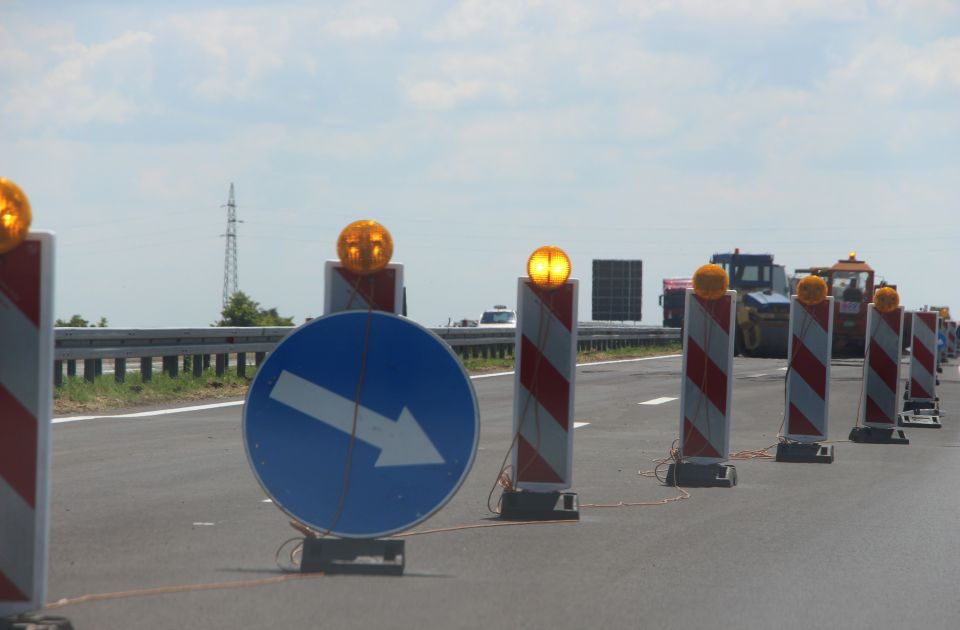 Krađa i uništavanje saobraćajnih znakova i putokaza redovna pojava - godišnja šteta milion evra