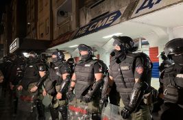 UŽIVO Protest u Novom Sadu: Prostorije SNS ponovo gađane jajima