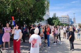 FOTO, VIDEO: Građani ispred Banovine zbog Dejana Vuka Stankovića, on ih preduhitrio