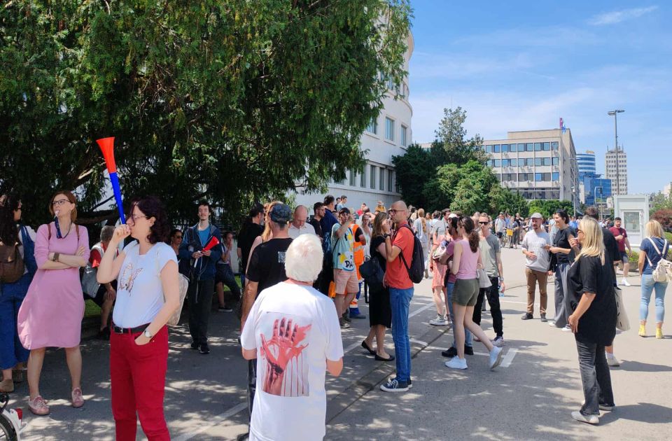 FOTO, VIDEO: Građani ispred Banovine zbog Dejana Vuka Stankovića, on ih preduhitrio