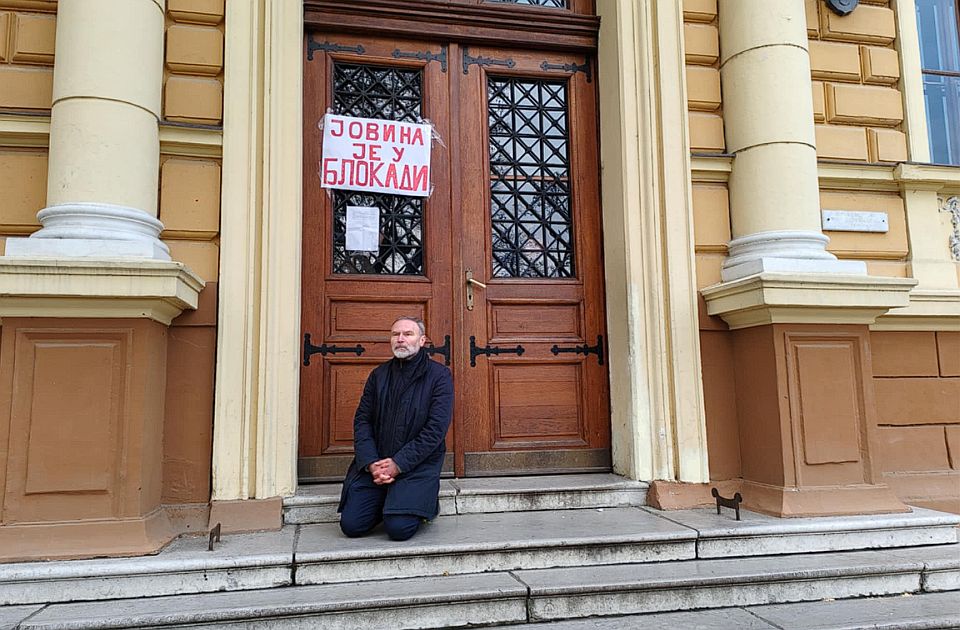 Roditelji đaka Jovine gimnazije traže hitno razrešenje direktora: Ugrožava bezbednost i prava dece Roditelji đaka Jovine gimnazije traže hitno razrešenje direktora: Ugrožava bezbednost i prava dece