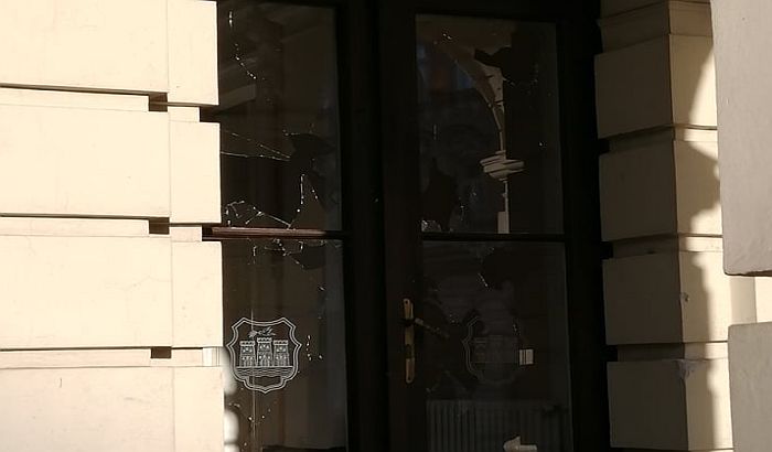 VIDEO, FOTO: Gradska kuća nakon protesta - razbijeni prozori i vrata, delovi behaton ploča i drugo smeće po hodnicima i kancelarijama 