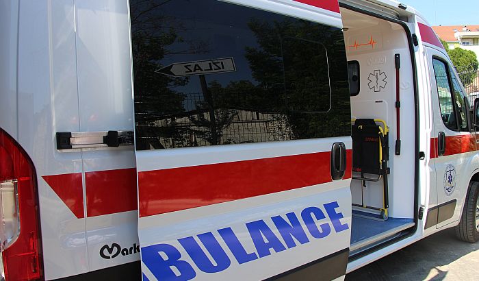 Žena teško povređena u sudaru kamiona i automobila u Sremskoj Kamenici