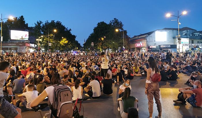 VIDEO, FOTO: Održan protest u Novom Sadu, građani u dugoj šetnji zatražili oslobađanje Mirana Pogačara