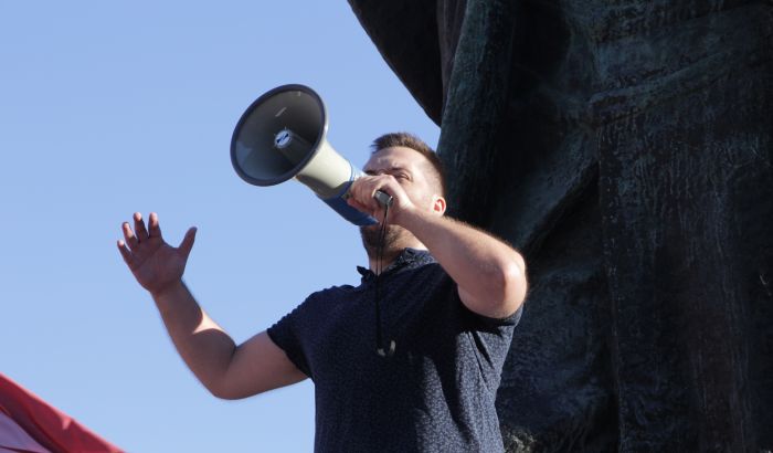 Određeno policijsko zadržavanje Miranu Pogačaru, jednom od govornika na jučerašnjem protestu u Novom Sadu