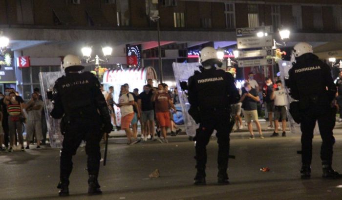 Sa protesta u Novom Sadu: Šta raditi kada vas vija policija a na semaforu crveno
