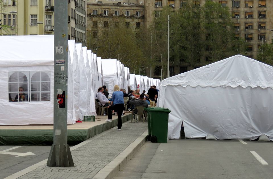 Uklanja se deo šatora "Ćacilenda" ispred Narodne skupštine Uklanja se deo šatora "Ćacilenda" ispred Narodne skupštine