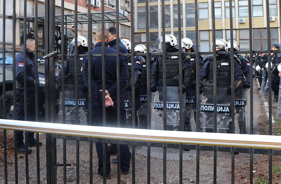 Direktor policije: Sutra može doći do pokušaja upada u institucije; CIB: Ne zastrašujte građane Direktor policije: Sutra može doći do pokušaja upada u institucije; CIB: Ne zastrašujte građane