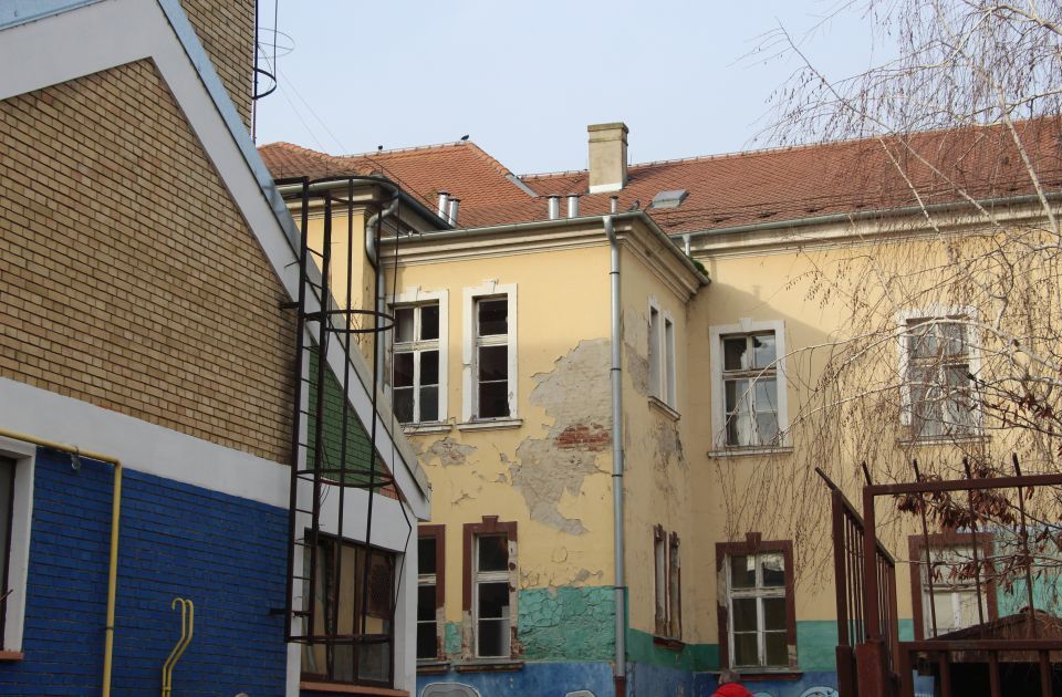 Pokrajinska vlada: 19 miliona dinara za hitnu sanaciju osnovne škole u Sremskim Karlovcima Pokrajinska vlada: 19 miliona dinara za hitnu sanaciju osnovne škole u Sremskim Karlovcima