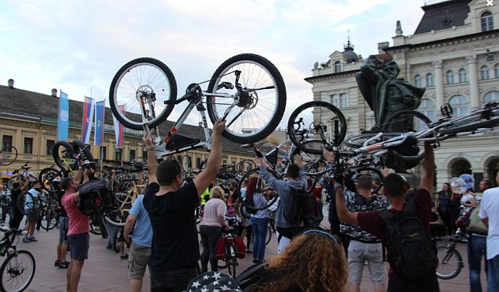 Kritična masa ovog petka, novosadski biciklisti voze od Limana do Klise