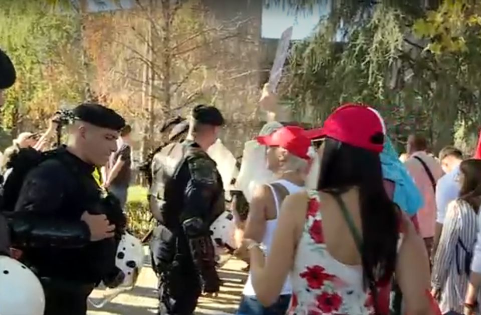 VIDEO: Policija ne dozvoljava studentima i građanima koji su im se pridružili da priđu vojnoj paradi