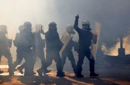 Na protestu u Tirani policija koristila suzavac i vodene topove