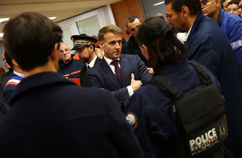 Makron: Pucnjava kod Pariza teroristički čin, jedna osoba ubijena, pet ranjeno