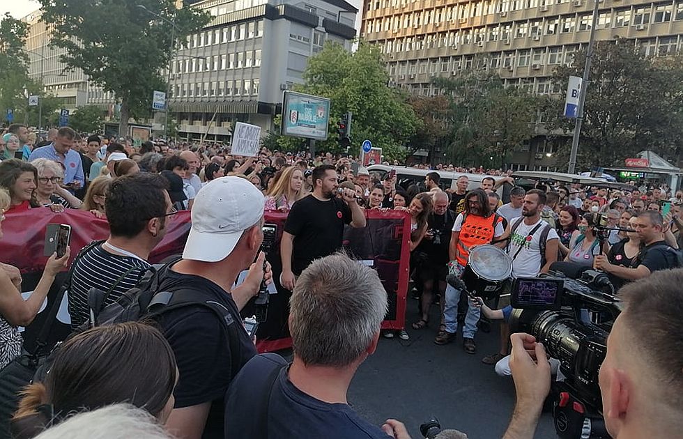 UŽIVO VIDEO: Aktivisti zovu na referendum -"Novi Sad neće biti na vodi, Novi Sad će biti na slobodi"