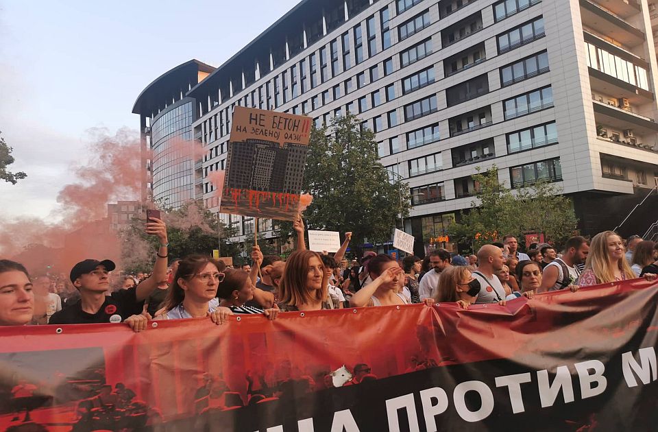 UŽIVO VIDEO: Podrška za CK13, razbijen izlog i bačena farba na prostorije SNS
