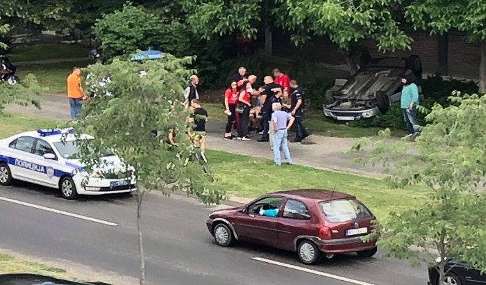 FOTO: Prevrnuo se automobil sa maturantima na Limanu