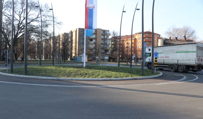 FOTO: Oštećenja na kružnom toku u Marka Miljanova nakon svečanog otvaranja, kamenu kocku zamenio asfalt