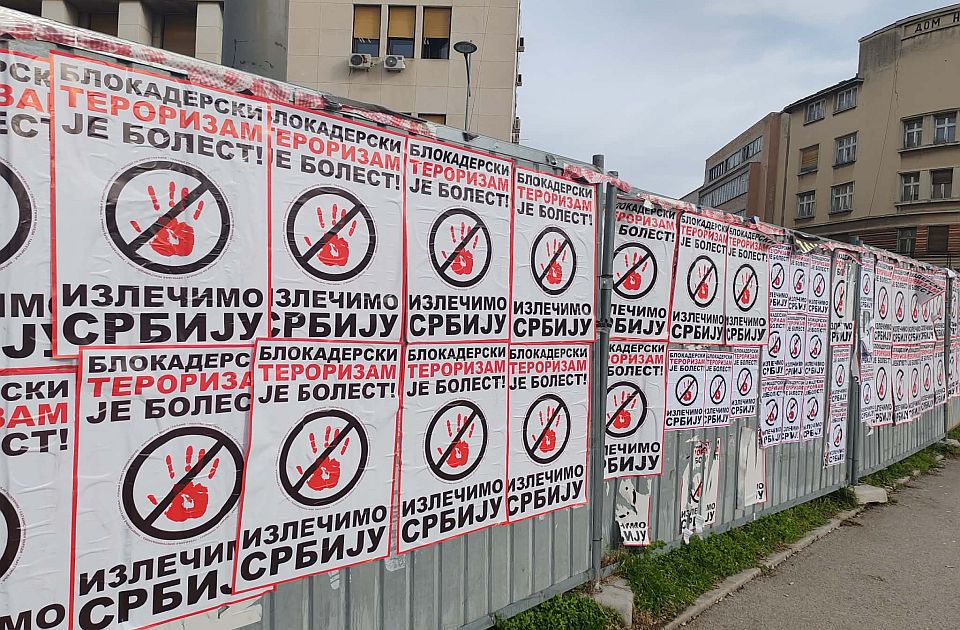 FOTO: U centru Novog Sada ponovo plakati protiv studenata u blokadi