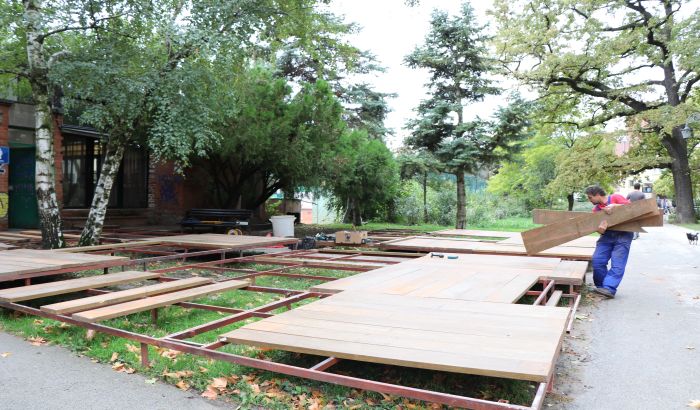 FOTO, VIDEO: Uprkos reakciji inspekcije, nastavljeno postavljanje nelegalne bašte kafića u Dunavskom parku 