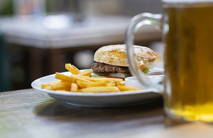 U Beogradu počela da važi odluka: Kraće radno vreme restorana brze hrane u stambenim zgradama
