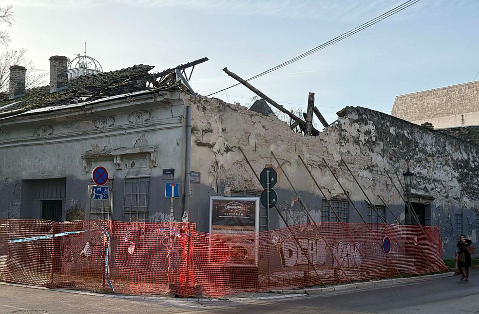FOTO, VIDEO: Pretnja od potpunog urušavanja "Bele lađe" u centru Novog Sada