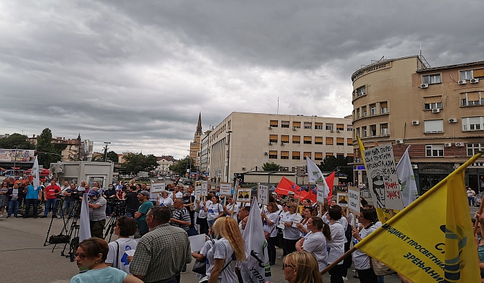 FOTO, VIDEO - Protest zbog izbora direktora škole u Kisaču: Postavljaju pogrešnu Anu