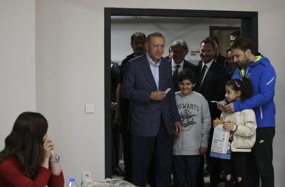 Erdogan na glasačkom mestu delio deci igračke i novac