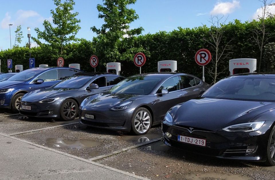 Tesla povlači skoro sve automobile iz Kine zbog defekta